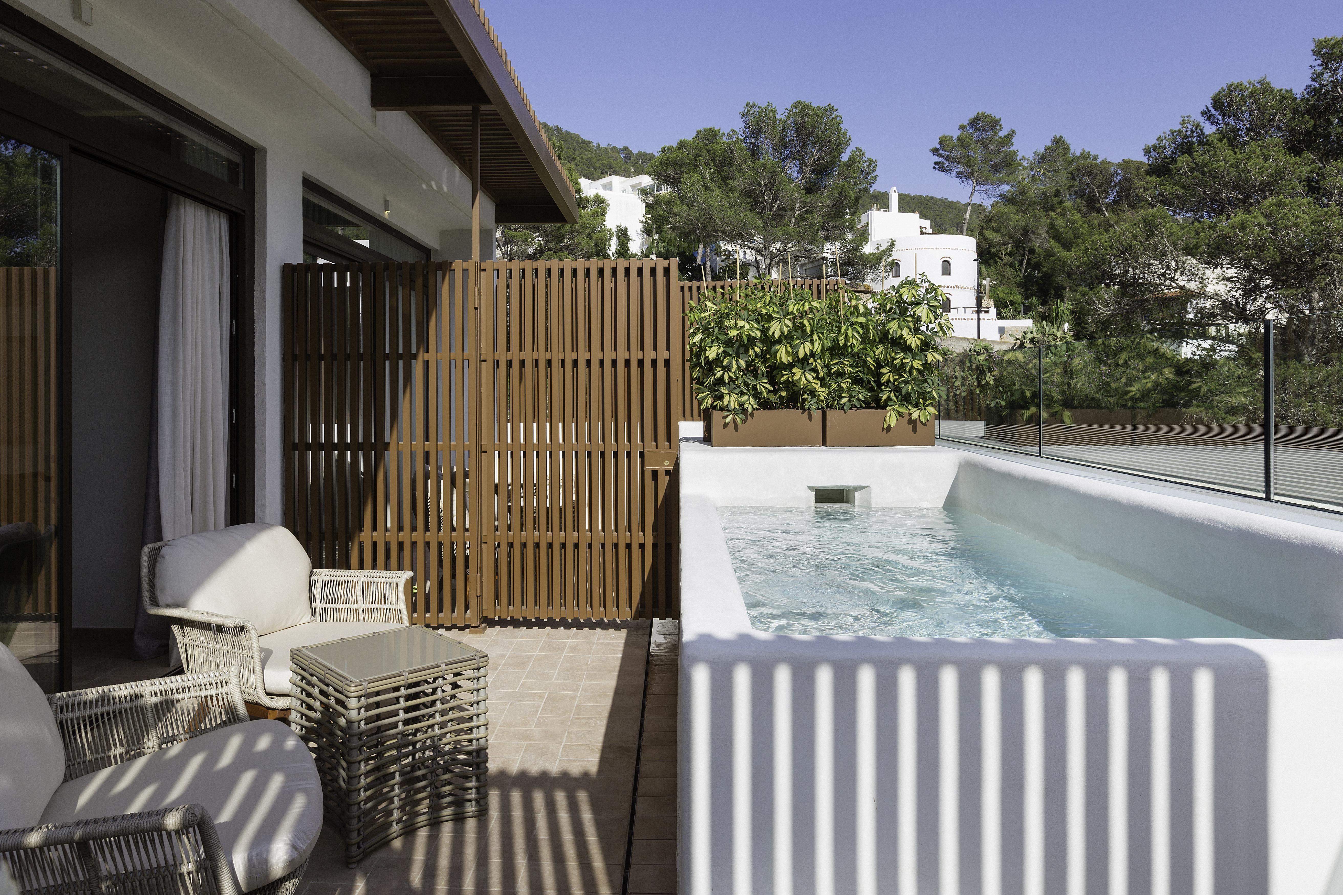 Cala San Miguel Ibiza Resort, Adults Only, Curio Collection By Hilton Port de Sant Miguel Экстерьер фото A private pool at a hotel